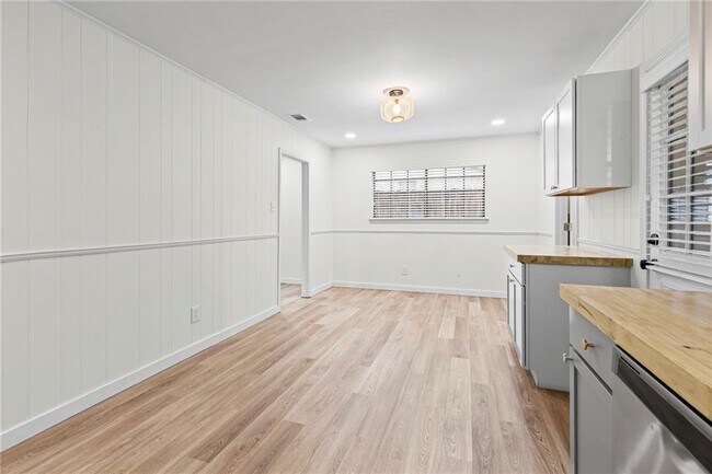 Building Photo - 5925 Couton Dr