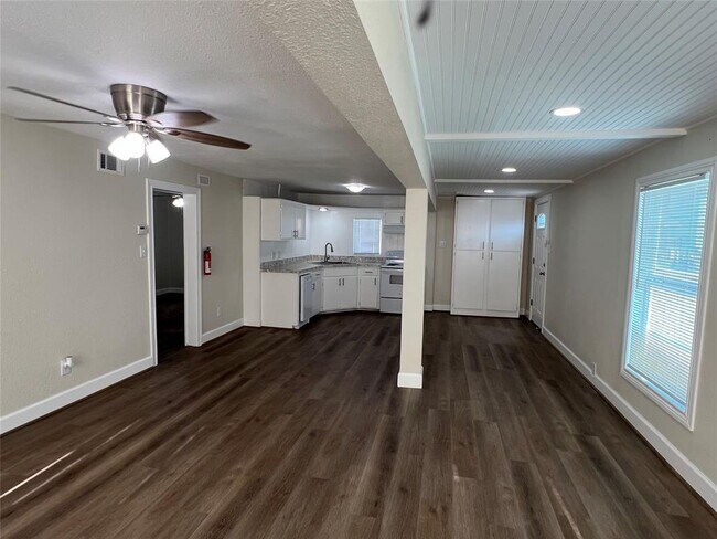 Building Photo - 414 Murex St