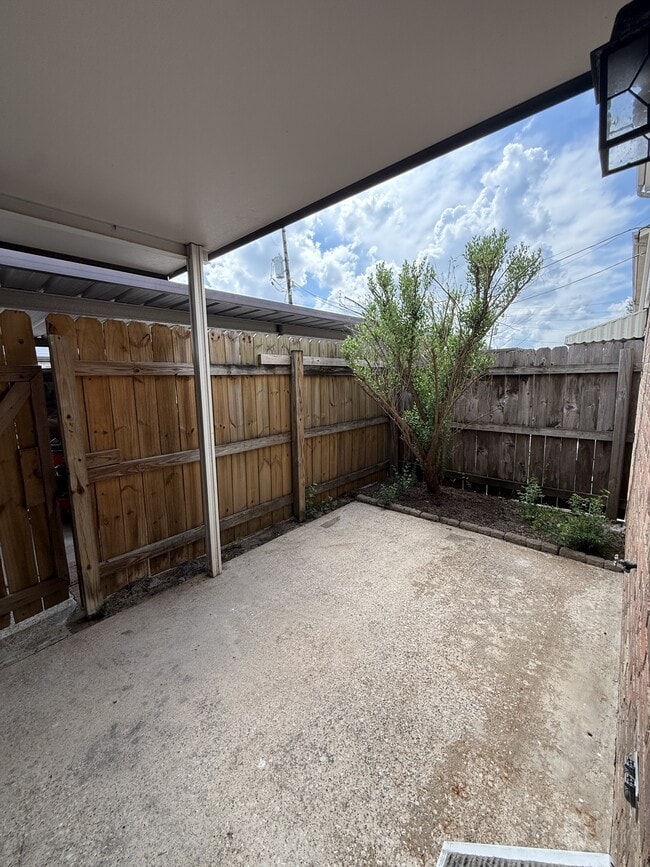 Building Photo - 8730 Glen Meadow Ln