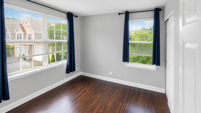 Building Photo - 1561 E Chivalry Ct