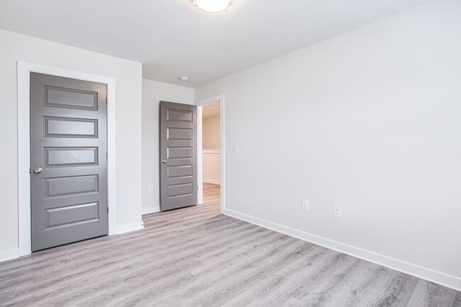 Building Photo - 715 W Vincent Dr