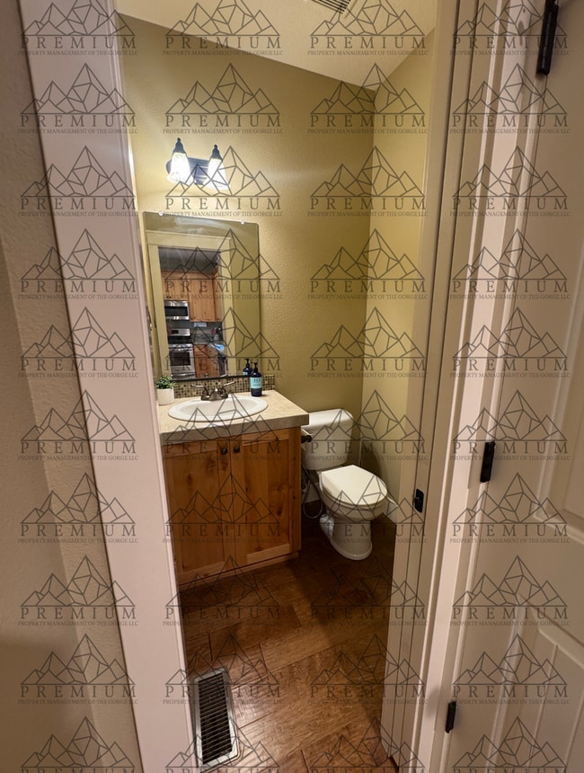 Building Photo - 3 Bedroom 4 Bathroom - Hood River