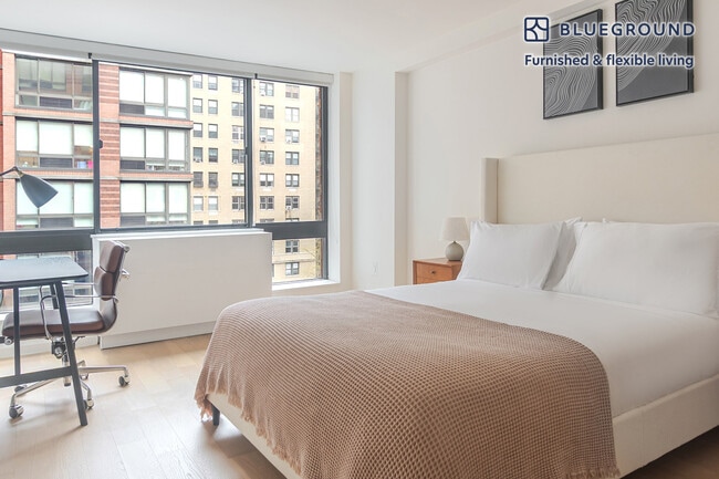 Building Photo - 255 W 94th St