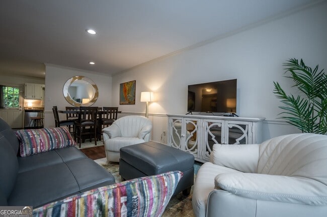 Building Photo - 210 E Cloverhurst Ave