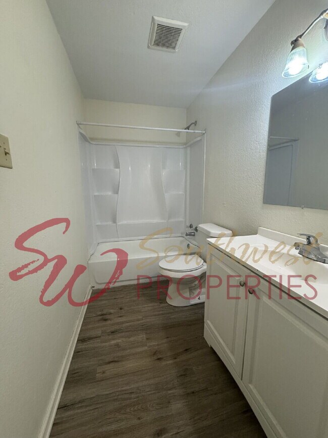 Building Photo - Move in Ready 2 bedroom 1 bath apartment -...
