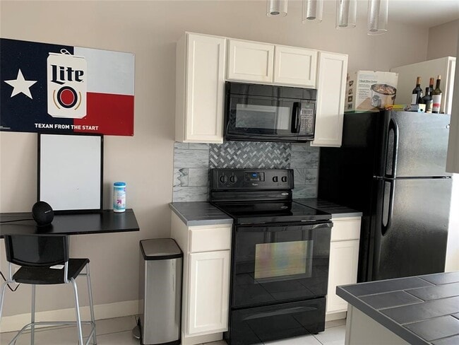 Building Photo - 1546 Lombardy St