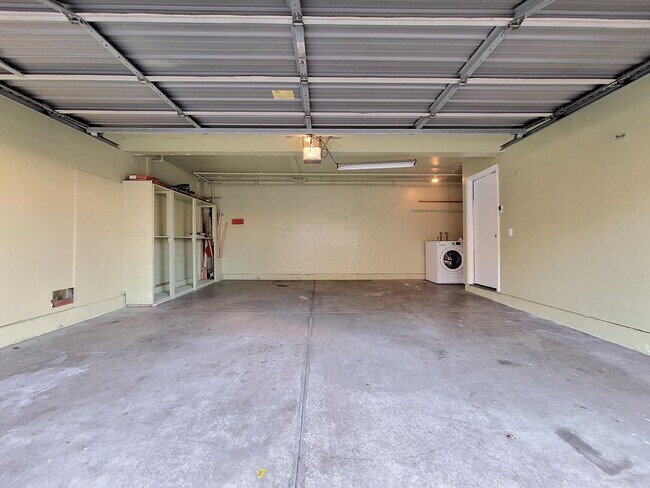 Building Photo - Beautiful 3bd Tri-level Home With Pool, Pl...