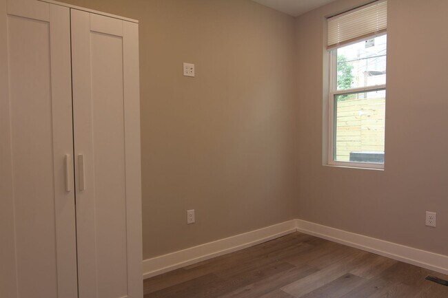 Building Photo - 1649 Pratt St