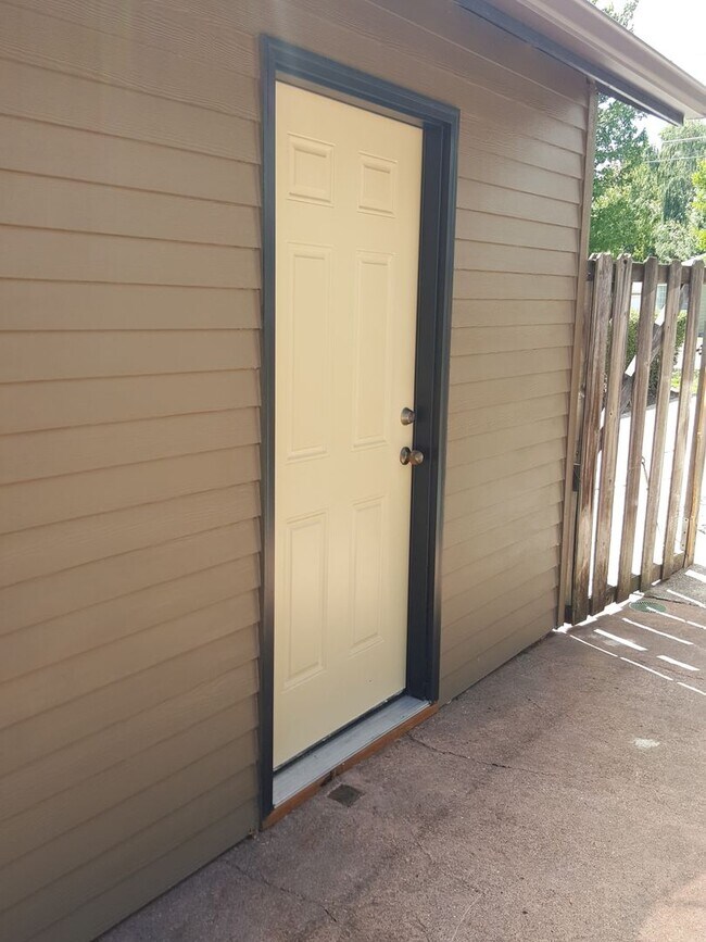 Building Photo - 4 Bed, 1 Bath, Large fenced yard, Shop, En...