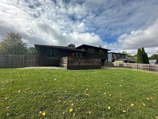 Building Photo - 334 Little John Dr