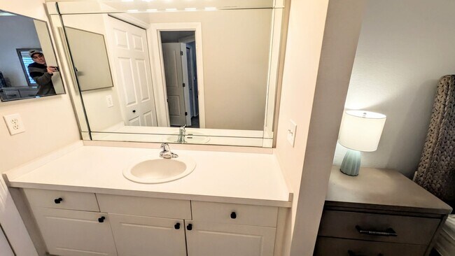 Building Photo - 6-12 month TURNKEY FURNISHED GOUNG FLOOR 2/2 CONDO