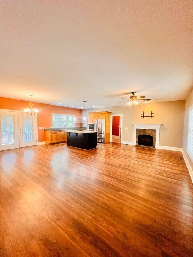 Building Photo - Tucked Away 3 Bedroom Gem on Private Road ...