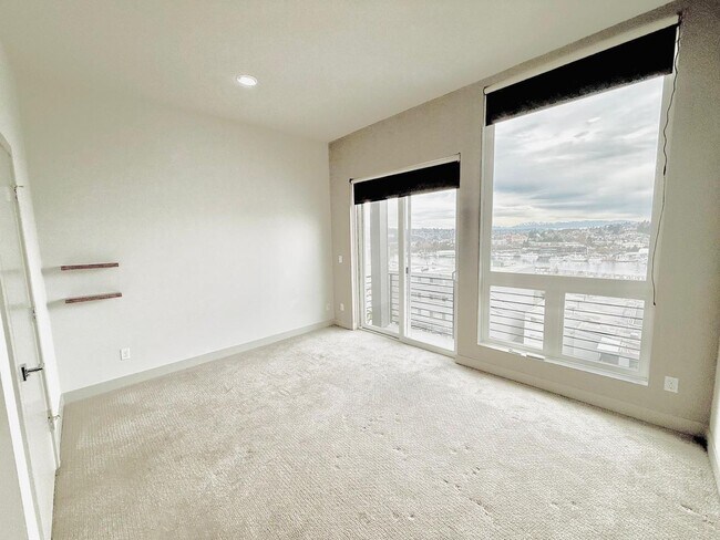 Building Photo - 2 Bed + Den 2 Bathroom Eastlake Townhome with Spectacular Views