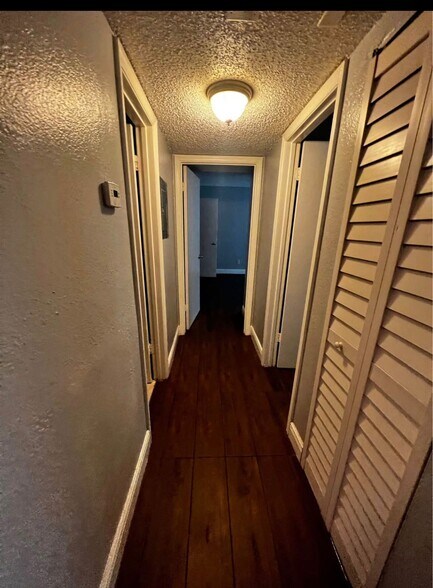 Interior view - 4658 Commander Dr