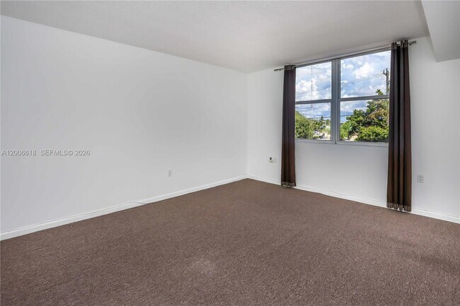 Building Photo - 1555 N Treasure Dr