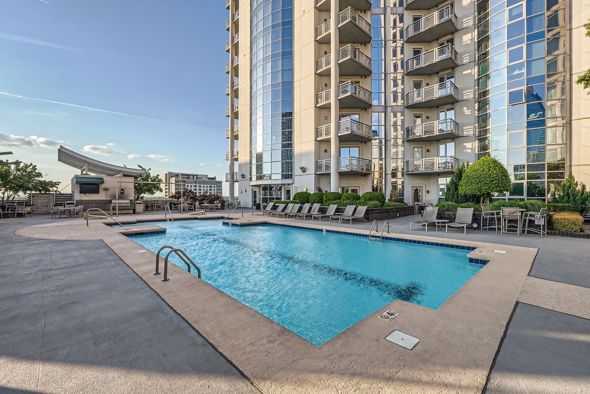 Sky terrace with pool - 333 W Trade St