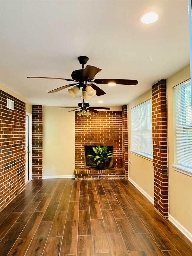 Building Photo - 1113 Buckingham Dr