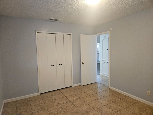 Building Photo - 6823 Grass Valley Dr