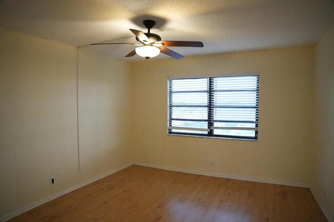 Building Photo - 4640 Lucerne Lakes Blvd W