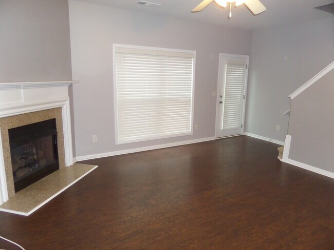 Building Photo - Rare 2 bed 2.5 bath  located in Kennesaw m...