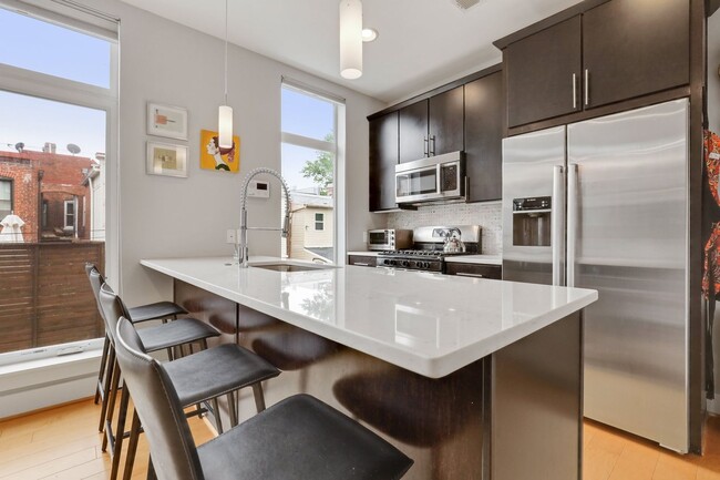 Building Photo - Lovely 2 BR/ 2 BA Condo in Adams Morgan!