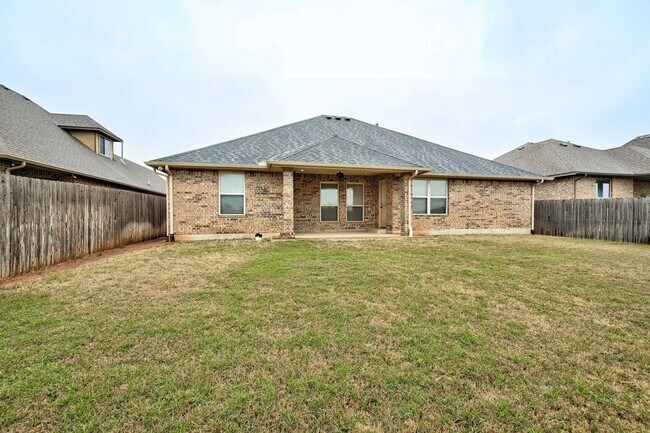 Building Photo - Beautiful & Large 4 Bed 2 Bath Home in Edmond!