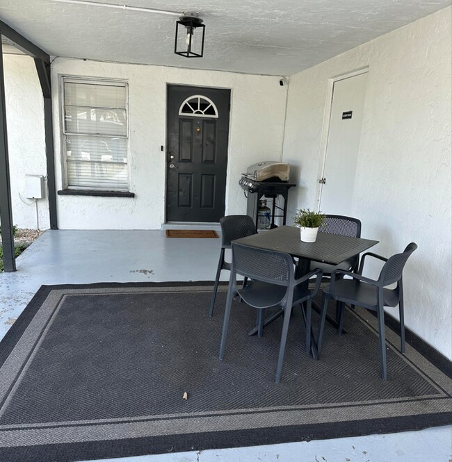 Building Photo - Bradenton Four Plex