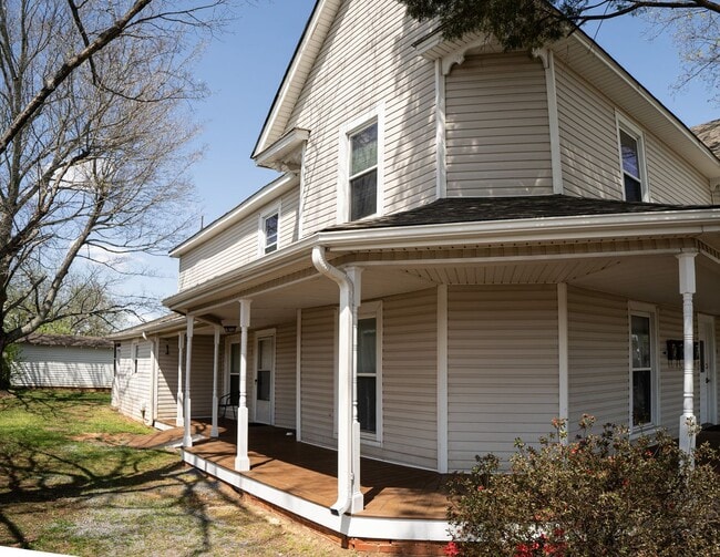 Building Photo - 1/2 Mo Off Special - Historic area - China Grove- 1 bed,1bath Unit