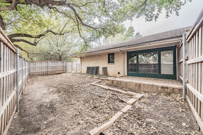 Building Photo - Prime Location in Overton West! Spacious D...