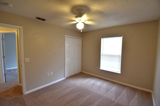 Building Photo - COMING SOON~ Spacious 3 bedroom 2 bath wit...