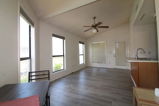 Building Photo - 1BR/1BA Top Floor Condo – Island Green (Tr...