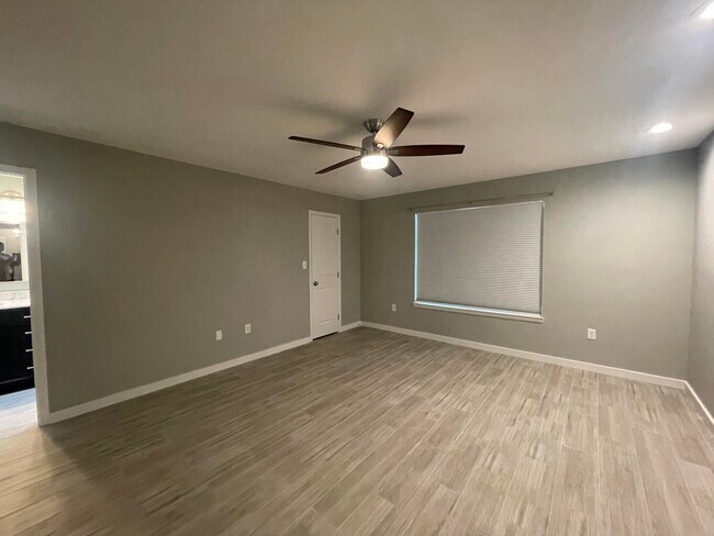 Building Photo - 419 Primrose Cir