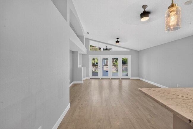 Building Photo - Renovated Brick Home in Gated Community