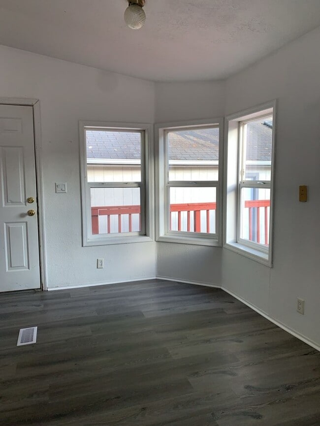 Building Photo - Smart Living, Smart Choice - manufactured 3bd/2Ba home w/detached garage!