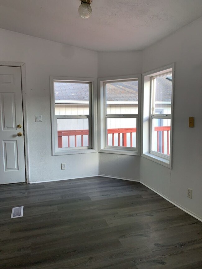 Building Photo - Stunning manufactured home w/detached garage!