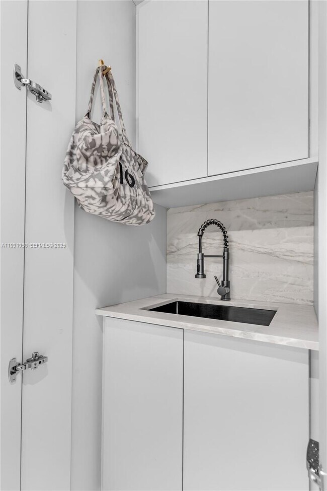 Building Photo - 20281 E Country Club Dr