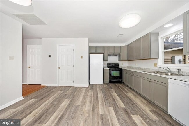 Building Photo - 1552 Crest View Ave