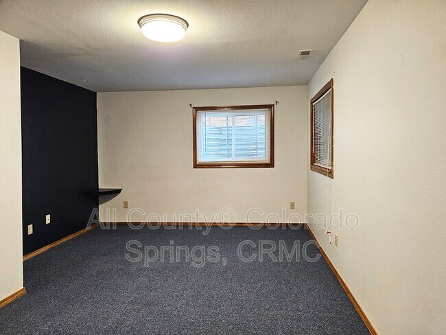 Building Photo - 2615 Helmsdale Dr