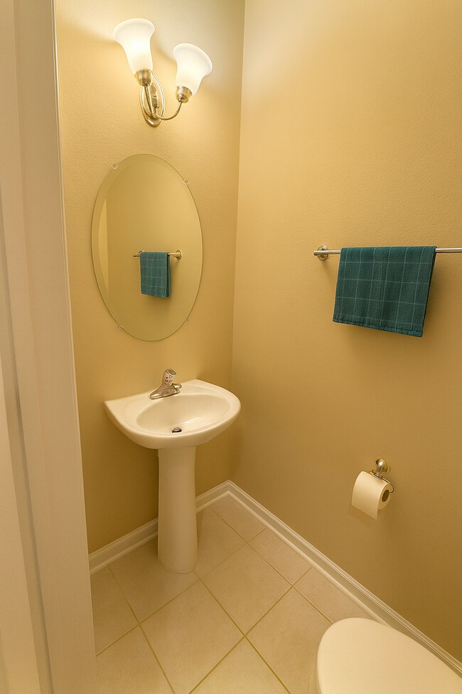 Building Photo - Stunning 3 Bedroom Townhome in Cambridge at Oakleaf Plantation