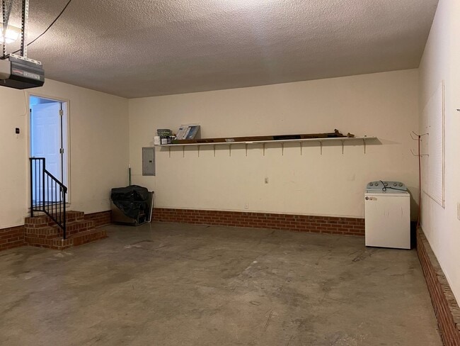 Building Photo - 3-4 Bed with 2 full baths and 2 car garage...