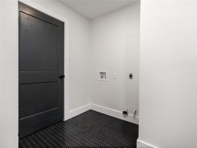 Building Photo - 7901 Seminary Ridge Dr