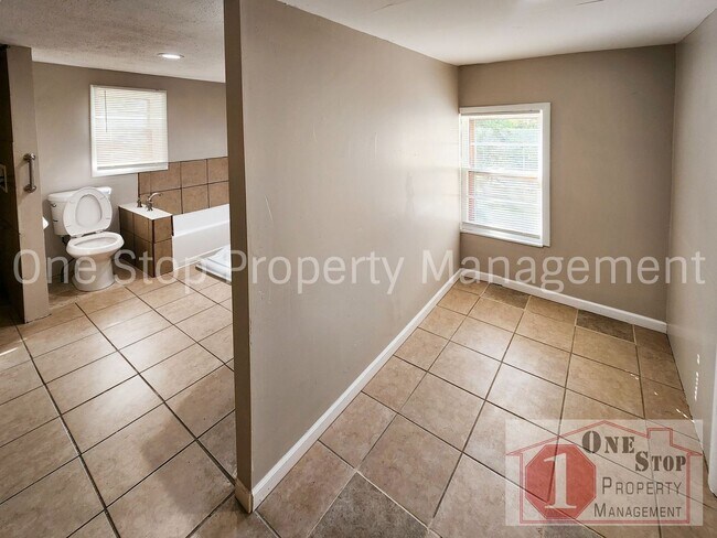 Building Photo - Come See this Charming 2-bedroom, 1-bath H...