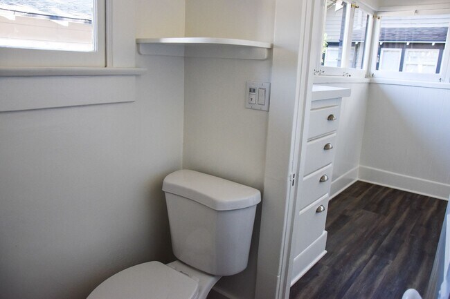 Building Photo - Grand (384-394) South