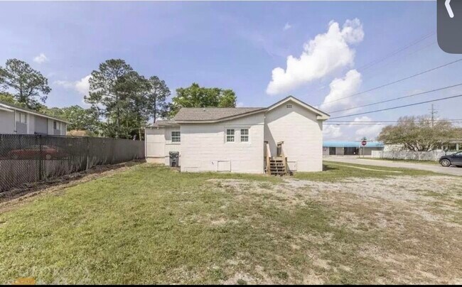 Building Photo - Rogers Ave