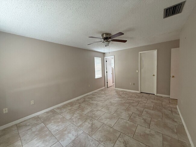 Building Photo - Spacious 2 Bedroom, 2 Bath, 2 car garage Home For Rent in New Port Richey!