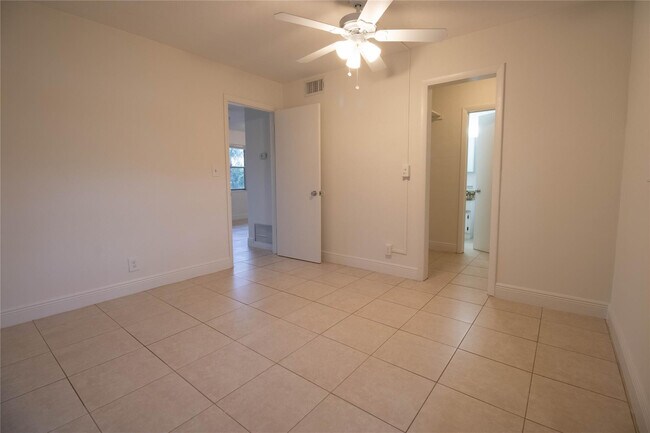 Building Photo - 400 SW 7th Ave