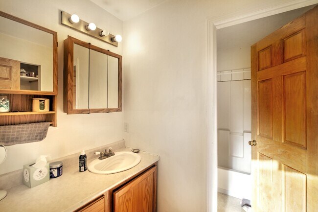 Building Photo - 8 Bedroom home in the Heart of the U-district