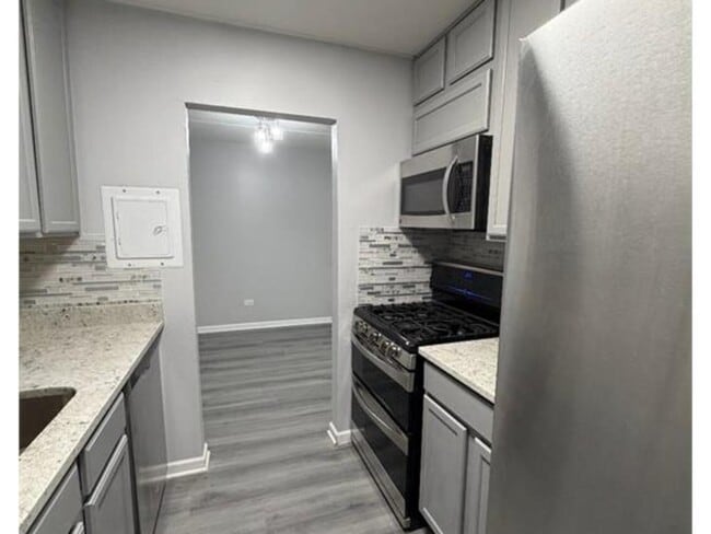 Building Photo - 280 Shorewood Dr