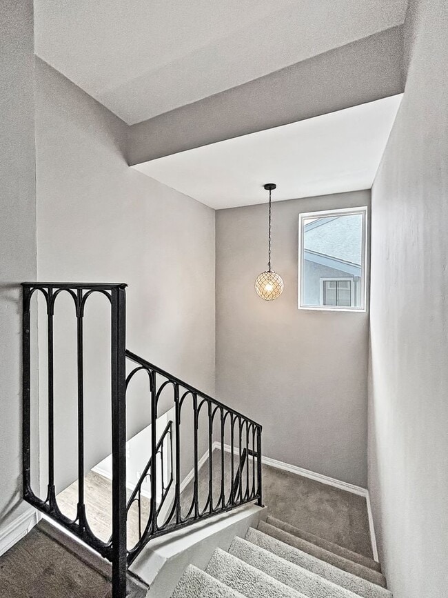 Building Photo - Spacious 3BD/2.5BA Townhouse in La Jolla W...