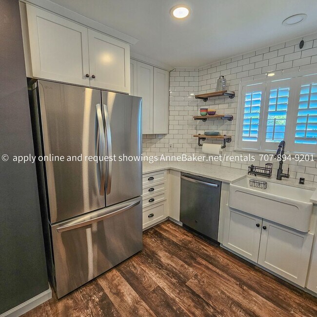 Building Photo - Exquisitely Updated Condo - Must See